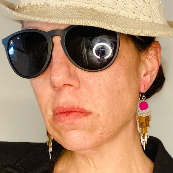 Meet your Posher, ModBeauty - Picture 3 of 5